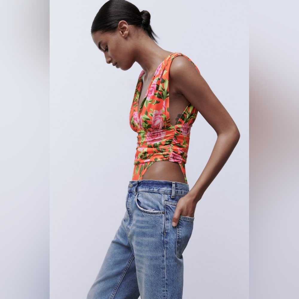 🌞Zara Drape Deep-neck Ruched Floral Bodysuit Top Floral Sleeveless NWOT - Picture 3 of 16